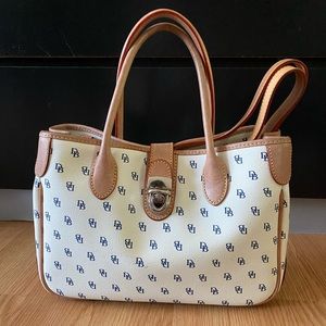 Dooney & Bourke logo purse.